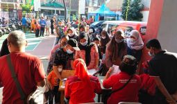 Kejar Vaksin! PDIP Jakarta Selatan Sukses Membujuk Ratusan Warga DKI Ikut Vaksinasi - JPNN.com