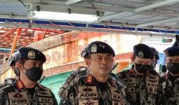 Anak Buah Laksamana Muda Adin Mengejar 2 Kapal Vietnam, 1 Sasaran Tenggelam - JPNN.com