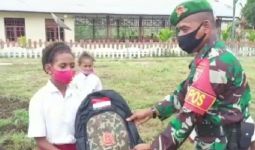 TNI Memberikan Bantuan Perlengkapan Sekolah Anak di Perbatasan Indonesia - Papua Nugini - JPNN.com
