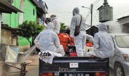 PMI Jakarta Timur Lakukan Penyemprotan Disinfektan di Bekas Zona Merah Covid-19 - JPNN.com