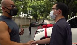 Deddy Corbuizer Berikan Mobil Mewah Ini Kepada Dokter Gunawan, Harganya... - JPNN.com