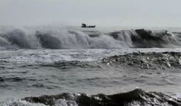 Gelombang Tinggi Mencapai Enam Meter Menerjang Pesisir Laut Selatan Sukabumi, Tsunami? - JPNN.com