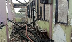 Bangunan SMP Raudhlatul Jannah Bekasi Terbakar, Asap Tebal Membubung Tinggi - JPNN.com