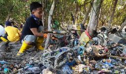 Mahasiswa Membersihkan 200 Kg Sampah Plastik yang Melilit Mangrove di Pesisir Surabaya - JPNN.com