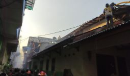 Kebakaran di Kampung Pulo: 18 Rumah Ludes - JPNN.com