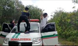 Sejumlah Mahasiswa Dugem di Atas Ambulans, Polisi Bereaksi, Rasain! - JPNN.com