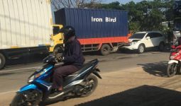 3 Truk dan 1 Mobil Tabrakan Beruntun di Jalan Pantura, Begini Fotonya - JPNN.com