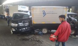 Kecelakaan Beruntun Terjadi di Jalan DI Panjaitan, 4 Mobil Ringsek - JPNN.com