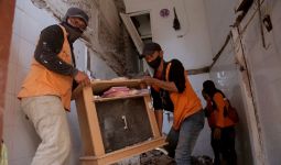 Rumah Warga yang Ambruk di Tambaksari Dapat Bantuan Renovasi dari Pemkot Surabaya - JPNN.com