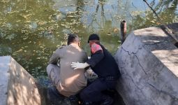 Identitas Orang Tua Bayi yang Mengapung di Sungai Jalan Menur Surabaya Masih Misteri - JPNN.com