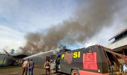 5 Bus Terbakar di Garasi Kantor Dishub Nabire, Siapa Pelakunya? - JPNN.com
