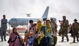 Kisah Sharifa Afzali Dipukuli Taliban, Menyerahkan HP ke Tentara AS - JPNN.com