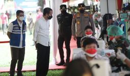 Jokowi dan Ketum KADIN Tinjau Vaksinasi Kepada Ribuan Siswa - JPNN.com