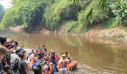 Ridwan Kamil Menyusuri Sungai Ciliwung, Ada Banyak Sampah, Ogah Pakai Rompi Merah - JPNN.com