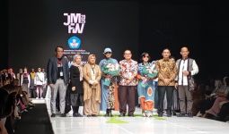 Kearifan Lokal Tampil Dalam Karya Insan Vokasi di JMFW 2025 - JPNN.com