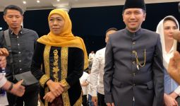 Lihat Kostum Khofifah-Emil di Debat Pilgub Jatim, Pakaian Adat Mana? - JPNN.com