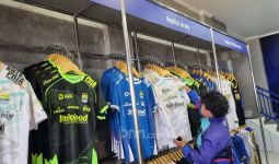 Belanja Merchandise Klub di Persib Store Lembang, Alternatif Buah Tangan Wisatawan - JPNN.com