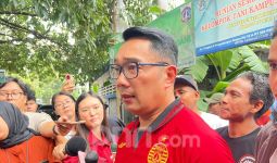 Ditantang Ketum Jakmania, Ridwan Kamil Pamer Pakai Jersi Persija - JPNN.com