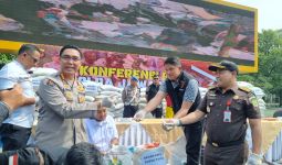 Polda Jabar Bongkar Pabrik Pembuatan Pupuk Palsu di Bandung Barat, Modus Pakai Bahan Baku Semen - JPNN.com