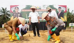 Polda Riau Tanam Jagung di Kampar, Irjen Iqbal: Polri Berkomitmen Dukung Ketahanan Pangan Nasional - JPNN.com