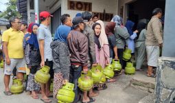 Kebijakan Bahlil Soal Penyaluran Elpiji 3 Kg Dibuat Mendadak, Bikin Rakyat Panik - JPNN.com