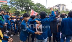 Demo di Semarang, Mahasiswa Bentangkan Spanduk Indonesia Gelap & Poster Prabowo Ndasmu - JPNN.com