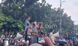 Demo Indonesia Gelap, Mahasiswa Teriak Omon-Omon ke Menteri Utusan Prabowo - JPNN.com