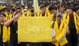 Demo Mahasiswa di Patung Kuda, Spanduk Tolak Asas Dominus Litis Bertebaran - JPNN.com