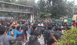 Demo Indonesia Gelap Sempat Memanas, Mahasiswa Merobohkan Pagar Beton - JPNN.com