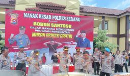 Dukung Program MBG, Kapolres Serang Bersama Bobon Santoso Masak 1.500 Porsi Soto Tangkar - JPNN.com