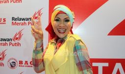 Sahabat Menangis Tidak Bisa Menengok Jenazah Dorce Gamalama - JPNN.com