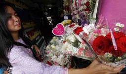 Terima Kasih untuk Para Pria Romantis di Hari Valentine, Bikin Laris Bunga Mawar - JPNN.com