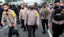 Ade Armando & 6 Polisi Dikeroyok Pedemo di DPR, Irjen Fadil: Kami Buru Pelaku Malam Ini - JPNN.com