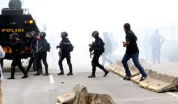 Kombes Sambodo Diserang Massa, AKP Rudy Dipukul, Ada Polisi Disiram Bensin - JPNN.com