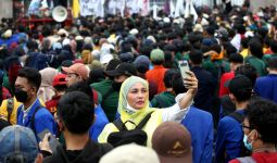 Emak-Emak Berjaket We Are With IBHRS Ikut Demo Mahasiswa, nih Respons Aziz Yanuar - JPNN.com