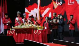 Siapa yang Menerima Tumpeng Pertama dari Megawati saat HUT ke-50 PDIP? Ini Sosoknya - JPNN.com