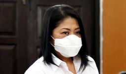 Putri Candrawathi Menutup Telinganya, Dituntut 8 Tahun Penjara, Sebelumnya Terus Menangis - JPNN.com