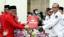 PDIP Setorkan Daftar Bacaleg ke KPU, Ada Pesan dari Bu Mega bagi Penyelenggara Pemilu - JPNN.com