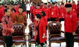 Heboh Jokowi Puji Ganjar Pas Rakernas III PDIP, Hasto: Semua Tepuk Tangan Meriah - JPNN.com