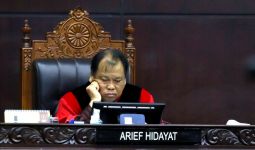 Prof Arief Hidayat Berbaju Hitam, Mengaku Malu, Lalu Ungkap Prahara MK - JPNN.com