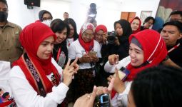 Hadiri Rakornas PIJAR, Atikoh Ganjar Berkomunikasi dengan Disabilitas Pakai Bahasa Isyarat - JPNN.com