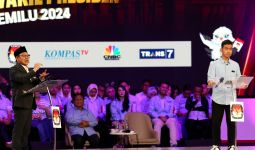 Video Prabowo Tarik Jaket Menteri Bahlil Ketika Debat Cawapres jadi Viral - JPNN.com