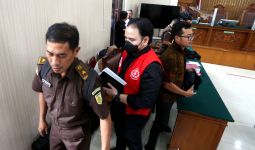 Jalani Sidang Kasus Senpi Ilegal, Dito Mahendra Selalu Dikawal Bodyguard - JPNN.com