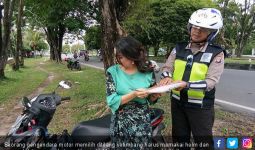 Emak-Emak Tak Pakai Helm Siap Dicegat Pak Polisi - JPNN.com