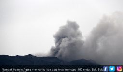 Hujan Abu dan Asap Tebal dari Puncak Gunung Agung - JPNN.com