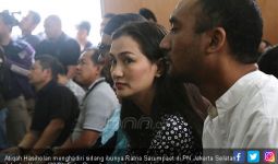 Penuhi Janji, Atiqah Hasiholan Temani Ratna Sarumpaet Disidang - JPNN.com