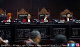 9 Hakim MK Kompak Tolak Permohonan Prabowo - Sandi - JPNN.com