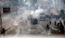 Demo di Sekitar Gedung DPR Memanas, Polisi Tembakkan Gas Air Mata - JPNN.com