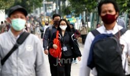 Pakar Kesehatan Sebut Masyarakat Boleh Lepas Masker di Ruang Terbuka jika... - JPNN.com