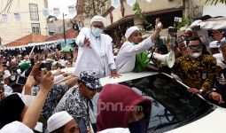 Menurut Ferdinand, Kerumunan Menyambut Jokowi Sama dengan Massa Habib Rizieq di Bandara - JPNN.com